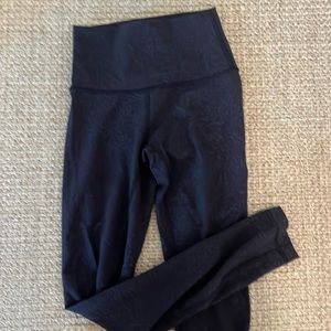 Black patterned wunder train lulu leggings size 2